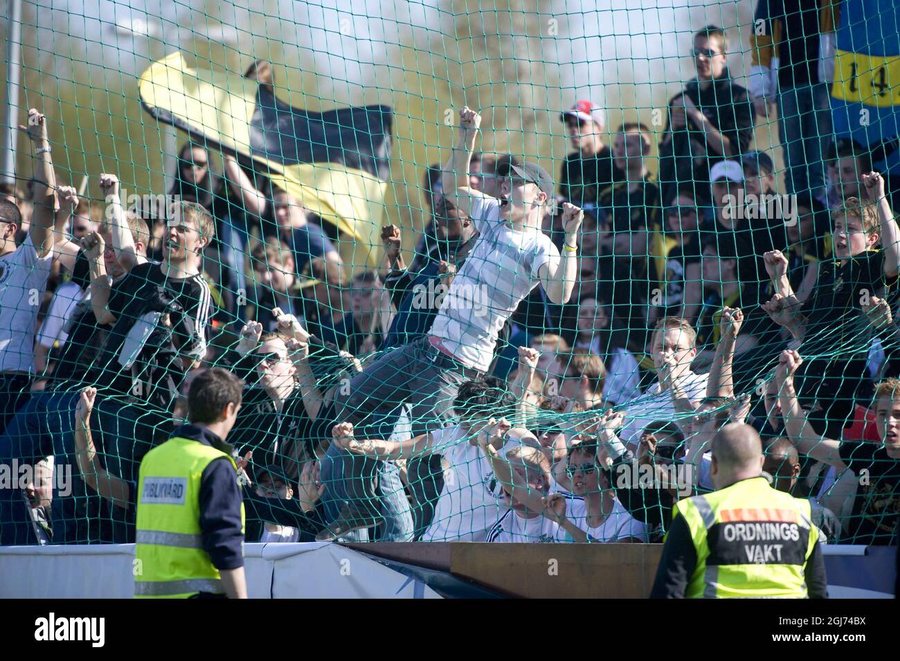 Gli appassionati di Stoccolma dell'AIK hanno fatto la loro contrapposizione durante il caldo derby locale la partita è stata sospesa dopo che i pirecracker sono stati lanciati in campo più tardi nella partita. Foto Stock