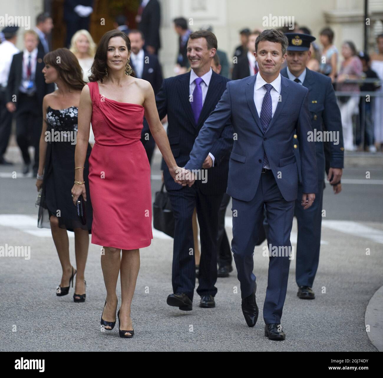 MONTE CARLO 20110701 Corona Principe Frederik och Maria di Danimarca arrivo all'Hotel de Paris di Monte Carlo prima delle nozze del Principe Alberto II di Monaco e di Charlene Wittstock. Foto: Maja Suslin / SCANPIX / Kod 10300 Foto Stock