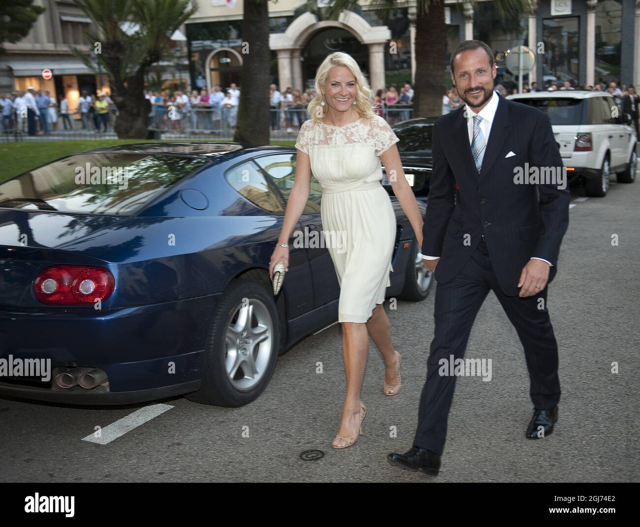 MONTE CARLO 20110701 Corona Principe Haakon e mette-Marit di Norvegia arrivo all'Hotel de Paris a Monte Carlo prima delle nozze del Principe Alberto II di Monaco e Charlene Wittstock. Foto: Maja Suslin / SCANPIX / Kod 10300 Foto Stock