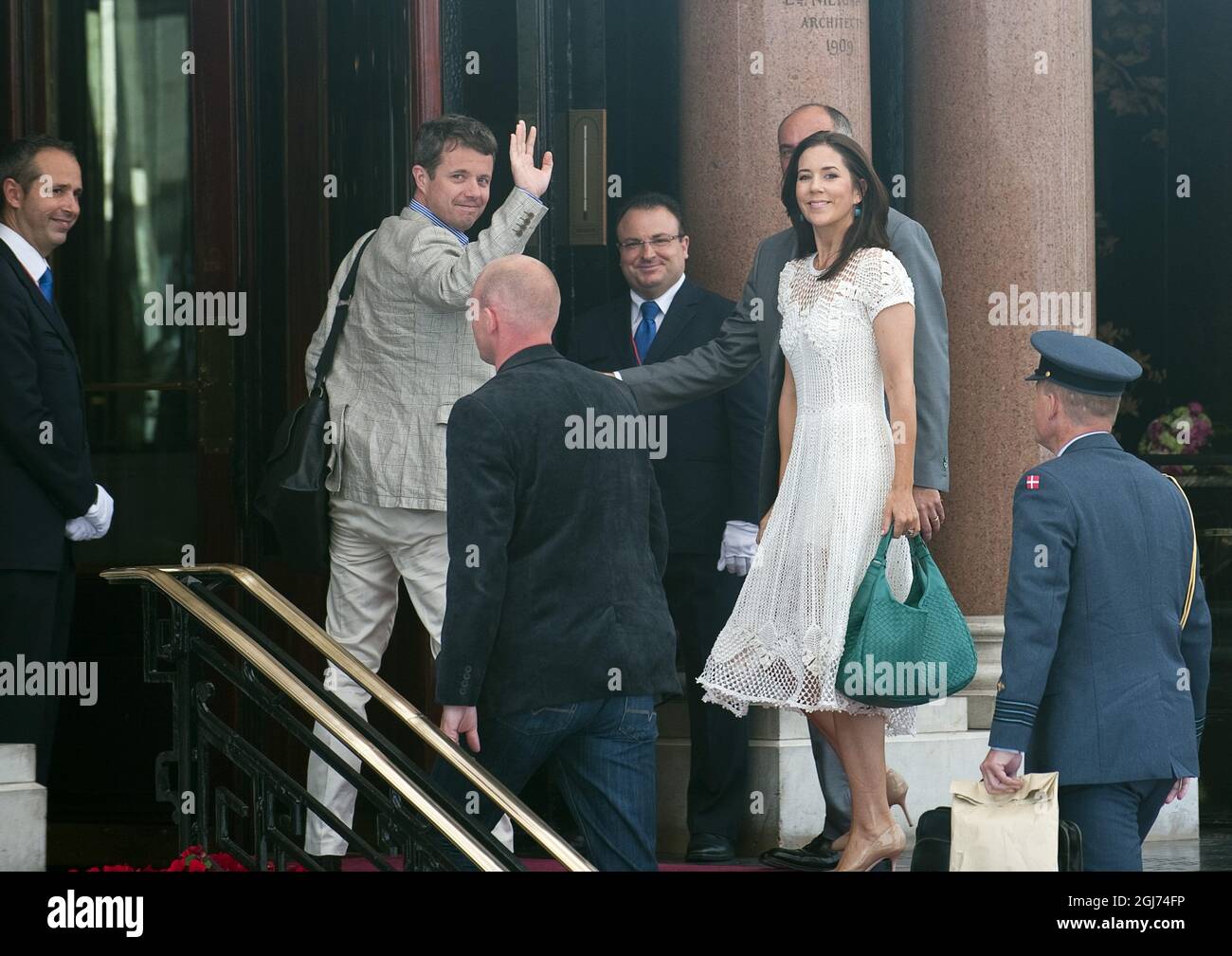 MONTE CARLO 20110701 il principe ereditario Frederik e la principessa ereditaria Maria di Danimarca arrivano all'Hotel de Paris di Monte Carlo prima delle nozze del Principe Alberto II di Monaco e di Charlene Wittstock. Foto: Maja Suslin / SCANPIX / Kod 10300 Foto Stock