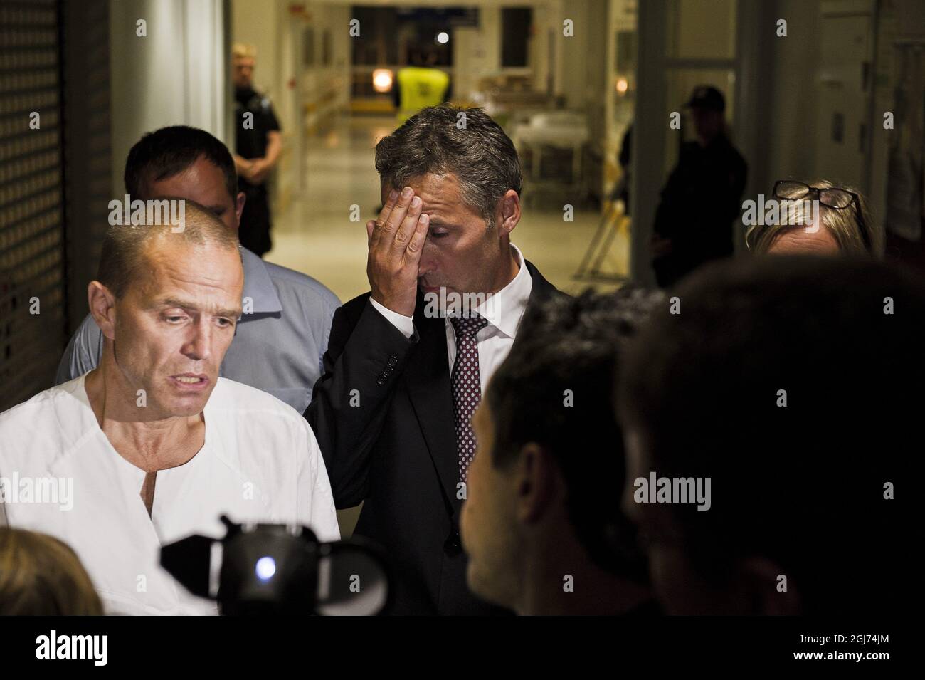 Il primo ministro di Noway, Jens Stoltenberg (C), reagisce dopo un briefing all'ospedale Ullevaal di Oslo, dopo che due bombe hanno scosso la capitale norvegese, e un pistolero è andato in una preda uccisione su un'isola al di fuori della città il 22 luglio 2011. Gli attacchi simultanei di bombe e sparatorie in Norvegia venerdì hanno lasciato almeno 17 morti, come le esplosioni che si sono arenate negli edifici governativi e un uomo di armi ha aperto il fuoco in una riunione giovanile del partito al governo. Foto Stock