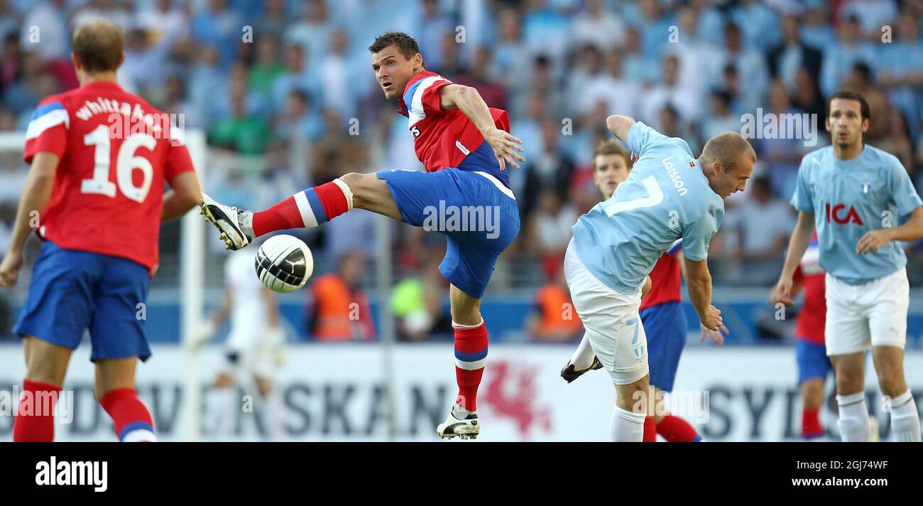 Lee McCulloch (2a L) del Rangers FC vies con Daniel Larsson (2a R) di Malmoe FF come Steven Whittaker (L) di Rangers' guarda su durante il loro 3 ° turno di qualificazione, seconda tappa, partita di calcio a Malmoe, Svezia, il 03 agosto 2011. Foto Stock