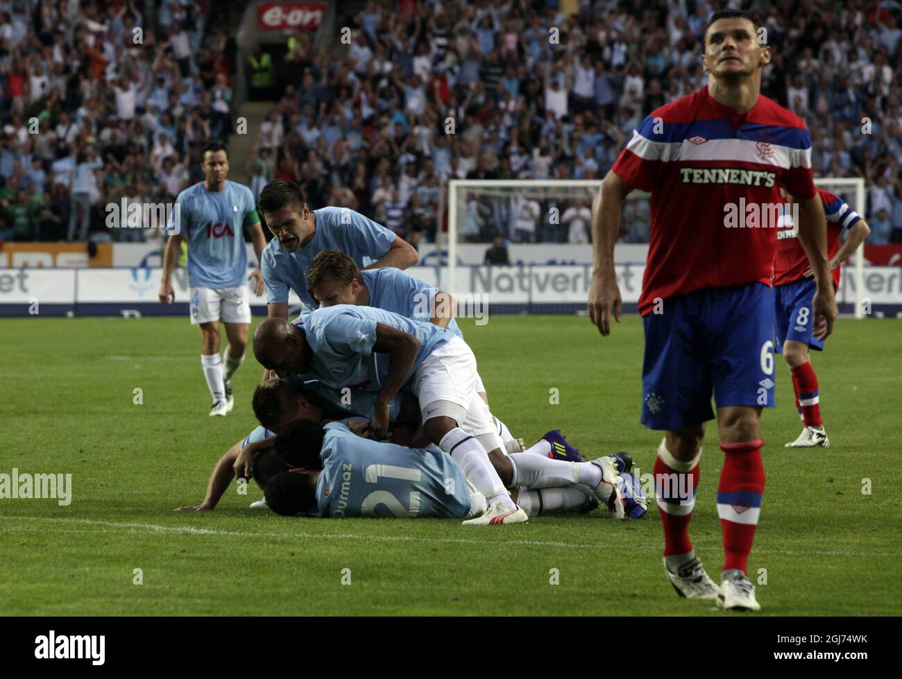 MalmÃ– 2011-08-03 i giocatori di Malmoe FF Jubilate Jiloan Hamad hanno segnato l'equalizzatore del 1-1, mentre Lee McCulloch (R) del Rangers FC:s si guarda via durante il terzo turno di qualificazione della UEFA Champions League, seconda tappa, partita di calcio a Malmoe, Svezia, il 03 agosto 2011. La partita è terminata 1-1. Foto: Drago Prvulovic/ MalmÃ¶Bild / SCANPIX / code 70045 ** SWEDEN OUT** Foto Stock