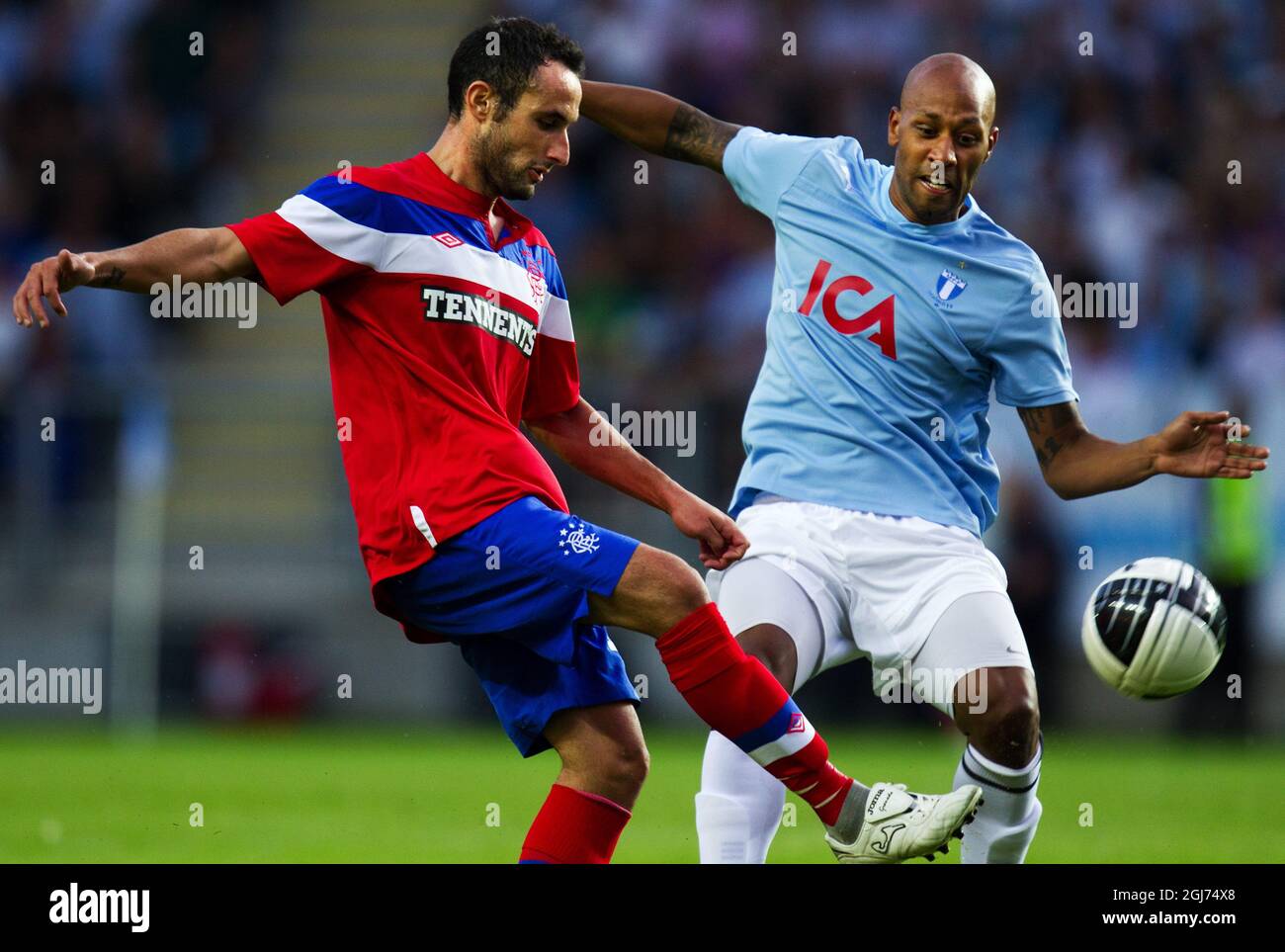 MALMOE 20110803 Juan Manuel Ortiz (L) del Rangers FC vies con Jeffrey Aubynn di Malmoe FF durante il terzo turno di qualificazione della UEFA Champions League, seconda tappa, partita di calcio tra Malmoe FF e Glasgow Rangers FC a Malmoe, Svezia, il 03 agosto 2011. La partita è terminata 1-1. Foto: Andreas Hillergren / SCANPIX SVEZIA codice 10600 ** SVEZIA FUORI ** Foto Stock