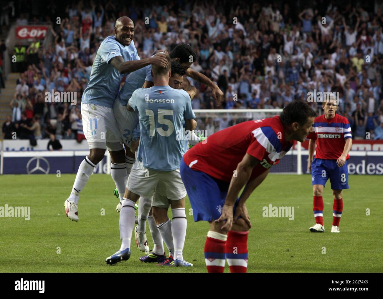 MALMOE 20110803 i giocatori di Malmoe FF si sono sentiti in balia dopo il terzo turno di qualificazione della UEFA Champions League, seconda tappa, partita di calcio tra Malmoe FF e Glasgow Rangers FC a Malmoe, Svezia, il 03 agosto 2011. La partita è terminata 1-1. Foto: Andreas Hillergren / SCANPIX SVEZIA codice 10600 ** SVEZIA FUORI ** Foto Stock