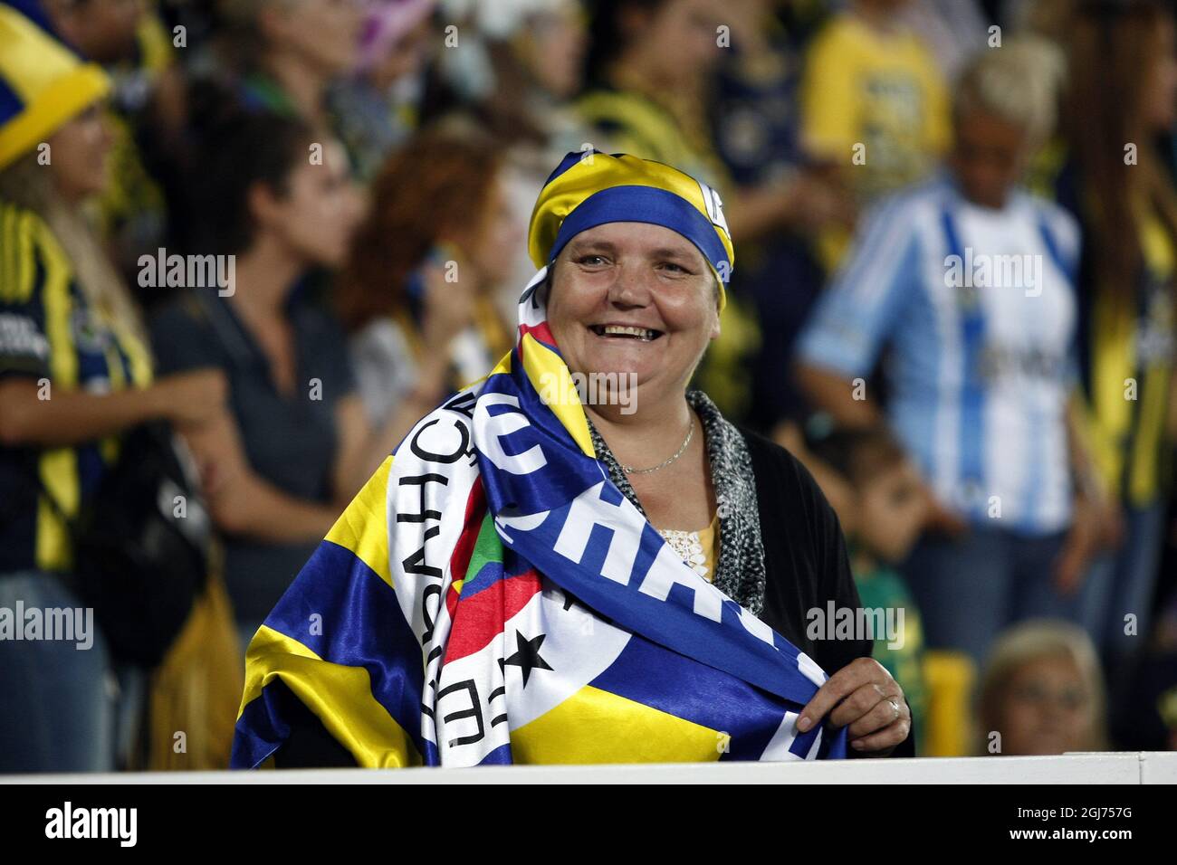 ISTANBUL 2011-09-20 più di 41,000 donne e bambini hanno riempito il Sukru Saracoglu Stadium per guardare Fenerbahce giocare contro Manisapor nella partita di calcio della Lega Turca a Istanbul, Turchia, Martedì, Settembre 20. 2011. La Turchia ha presentato una soluzione radicale per contrastare la violenza di massa nelle partite di calcio, che vieta gli uomini e lascia entrare solo donne e bambini. In base alle nuove regole approvate dall'associazione calcistica turca, solo le donne e i bambini al di sotto dei 12 anni saranno ammessi a guardare gratuitamente le partite che coinvolgono squadre che sono state sanzionate per il comportamento scorretto dei loro tifosi. Fenerbahce è stato ordinato di giocare due ore Foto Stock