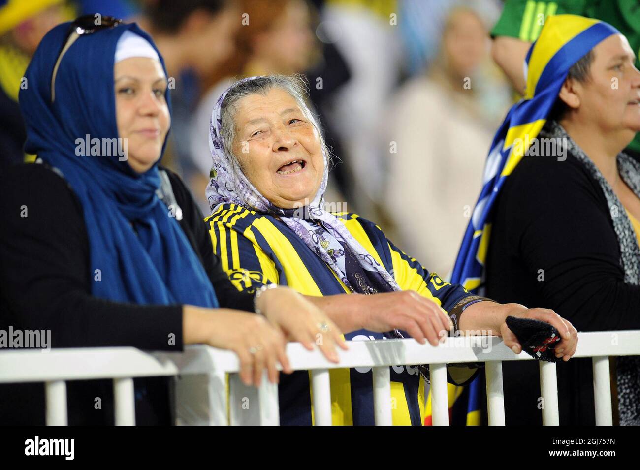 ISTANBUL 2011-09-20 più di 41,000 donne e bambini hanno riempito il Sukru Saracoglu Stadium per guardare Fenerbahce giocare contro Manisapor nella partita di calcio della Lega Turca a Istanbul, Turchia, Martedì, Settembre 20. 2011. La Turchia ha presentato una soluzione radicale per contrastare la violenza di massa nelle partite di calcio, che vieta gli uomini e lascia entrare solo donne e bambini. In base alle nuove regole approvate dall'associazione calcistica turca, solo le donne e i bambini al di sotto dei 12 anni saranno ammessi a guardare gratuitamente le partite che coinvolgono squadre che sono state sanzionate per il comportamento scorretto dei loro tifosi. Fenerbahce è stato ordinato di giocare due ore Foto Stock