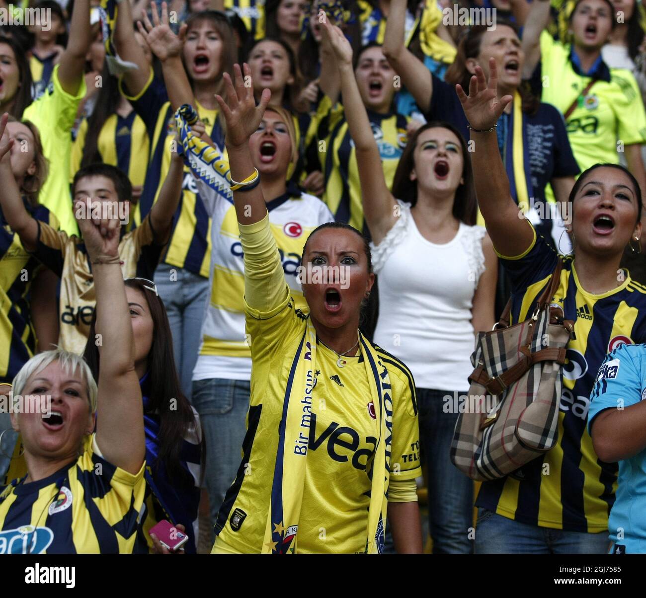 ISTANBUL 2011-09-20 più di 41,000 donne e bambini hanno riempito il Sukru Saracoglu Stadium per guardare Fenerbahce giocare contro Manisapor nella partita di calcio della Lega Turca a Istanbul, Turchia, Martedì, Settembre 20. 2011. La Turchia ha presentato una soluzione radicale per contrastare la violenza di massa nelle partite di calcio, che vieta gli uomini e lascia entrare solo donne e bambini. In base alle nuove regole approvate dall'associazione calcistica turca, solo le donne e i bambini al di sotto dei 12 anni saranno ammessi a guardare gratuitamente le partite che coinvolgono squadre che sono state sanzionate per il comportamento scorretto dei loro tifosi. Fenerbahce è stato ordinato di giocare due ore Foto Stock