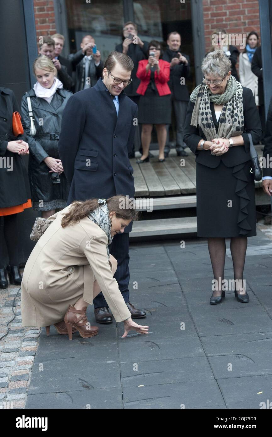 Crown Princess Victoria e Prince Daniel sono visti durante la presentazione della targa di Victoria fuori dal Forum Marinum a Turku, Finlandia, 19 settembre 2011. La coppia della principessa svedese è in visita ufficiale alla città di Abo, Finlandia. "Il forum Forum Marinum Maritime Centre è un centro vivace e versatile per le attività marittime, che comprende un museo marittimo nazionale speciale e il Museo della Marina finlandese." Foto Stock