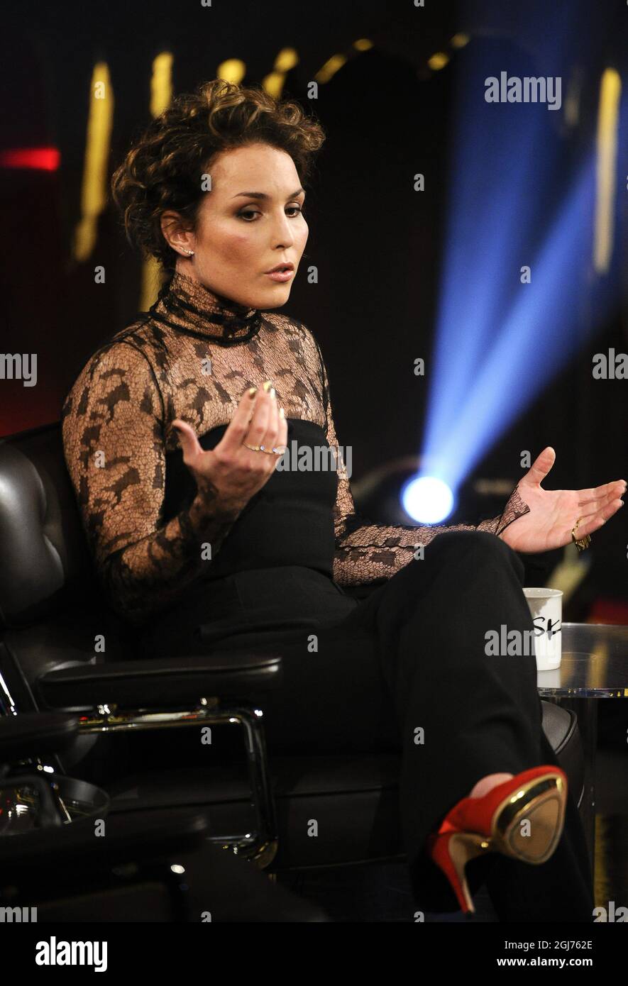 STOCCOLMA 20111006 l'attrice svedese Noomi Rapace (Libeth Salander negli adattamenti cinematografici svedesi/danesi della 'serie del millennio', anche parti dei prossimi film Sherlock Holmes: A Game of Shadows and Prometheus) uno degli ospiti dello spettacolo televisivo svedese/norvegese di Skavlan. Foto: Anders Wiklund / SCANPIX / Kod 10040 Foto Stock