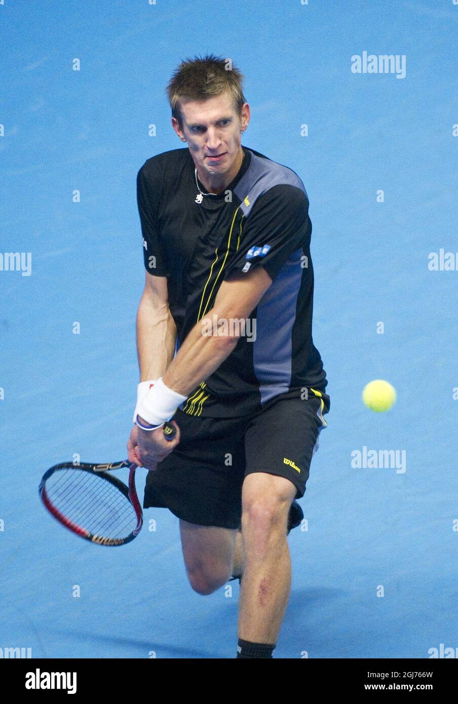 STOCCOLMA 20111023 Jarkko Nieminien di Finlandia restituisce la palla a Gael Monfils di Francia, durante la loro partita finale del torneo di tennis ATP Stockholm Open a Stoccolma, Svezia, il 23 ottobre 2011. Foto: Fredrik Sandberg / SCANPIX / codice 10080 Foto Stock