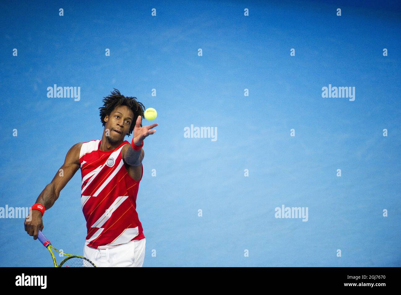 STOCCOLMA 20111023 Gael Monfils di Francia serve a Jarkko Nieminien di Finlandia, durante la loro partita finale del torneo di tennis ATP Stockholm Open a Stoccolma, Svezia, il 23 ottobre 2011. Foto: Fredrik Sandberg / SCANPIX / codice 10080 Foto Stock