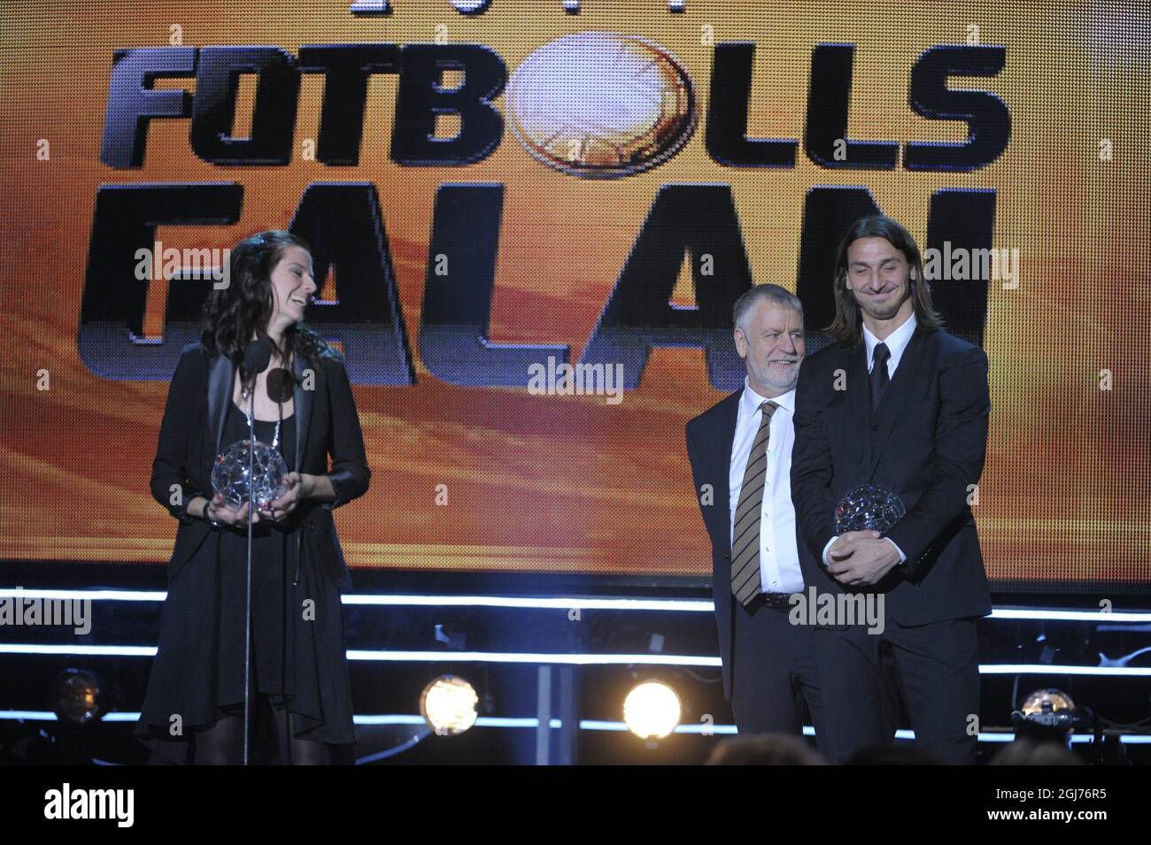 STOCKHOLM2011-11-07 AC Milan soccer player Zlatan Ibrahimovic (R) della Svezia e della nazionale svedese lotta Schelin (L) React dopo aver ricevuto il premio Forward of the Year durante il Gala di calcio svedese nella Globe Arena di Stoccolma, Svezia, lunedì 07 novembre 2011. Poto: Anders Wiklund / SCANPIX / Kod 10040 Foto Stock