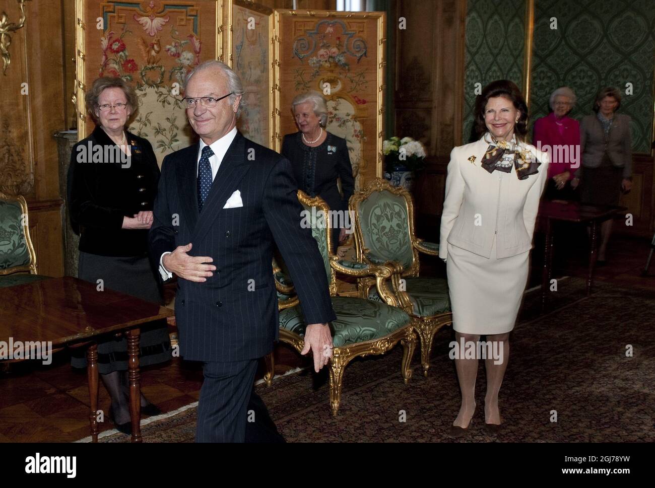 STOCCOLMA 2012-02-16 Re Carl Gustaf e Regina Silvia sono visti durante i Kings Medal Awards al Palazzo reale di Stoccolma. Svezia, febbraio 16. 2012. Secondo il giornale Expressen la regina Silvia ha detto a Wells che è solo una questione di giorni prima di diventare una nonna Foto: Pontus Lundahl / SCANPIX / Kod 10050 Foto Stock