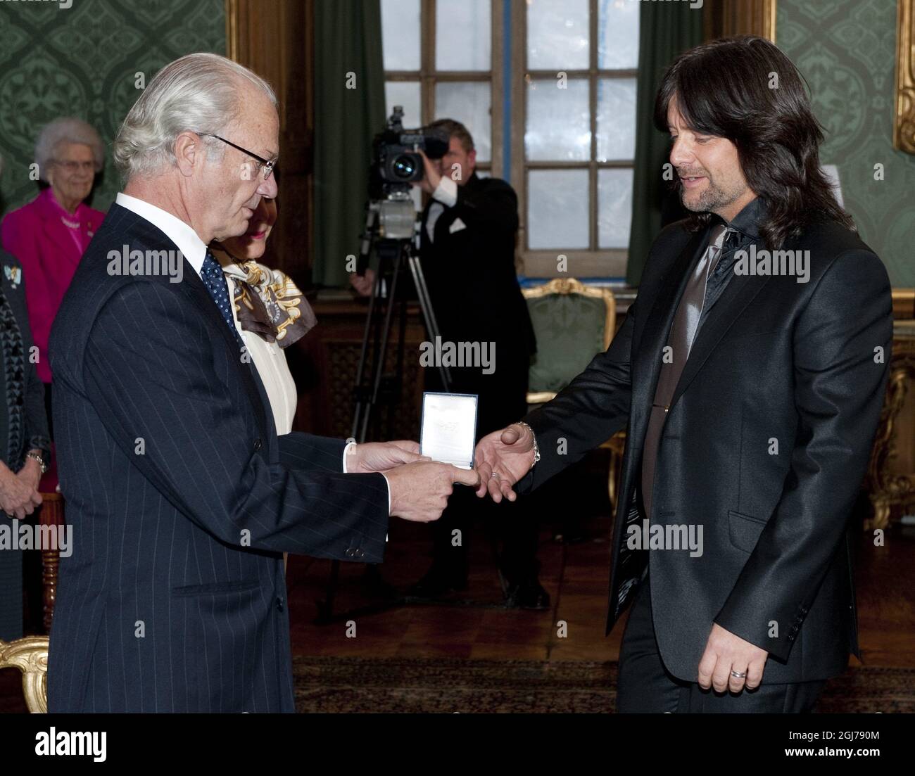 STOCCOLMA 2012-02-16 Re Carl Gustaf e Regina Silvia sono visti con i musicisti svedesi Robert Wells durante i Kings Medal Awards al Palazzo reale di Stoccolma. Svezia, febbraio 16. 2012. Secondo il giornale Expressen la regina Silvia ha detto a Wells che è solo una questione di giorni prima di diventare una nonna Foto: Pontus Lundahl / SCANPIX / Kod 10050 Foto Stock