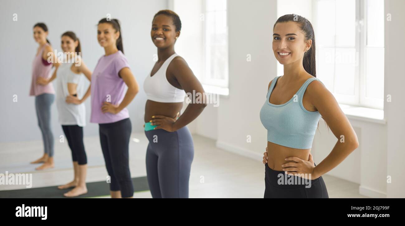 Ritratto di donne diverse sorridenti in allenamento in palestra Foto Stock