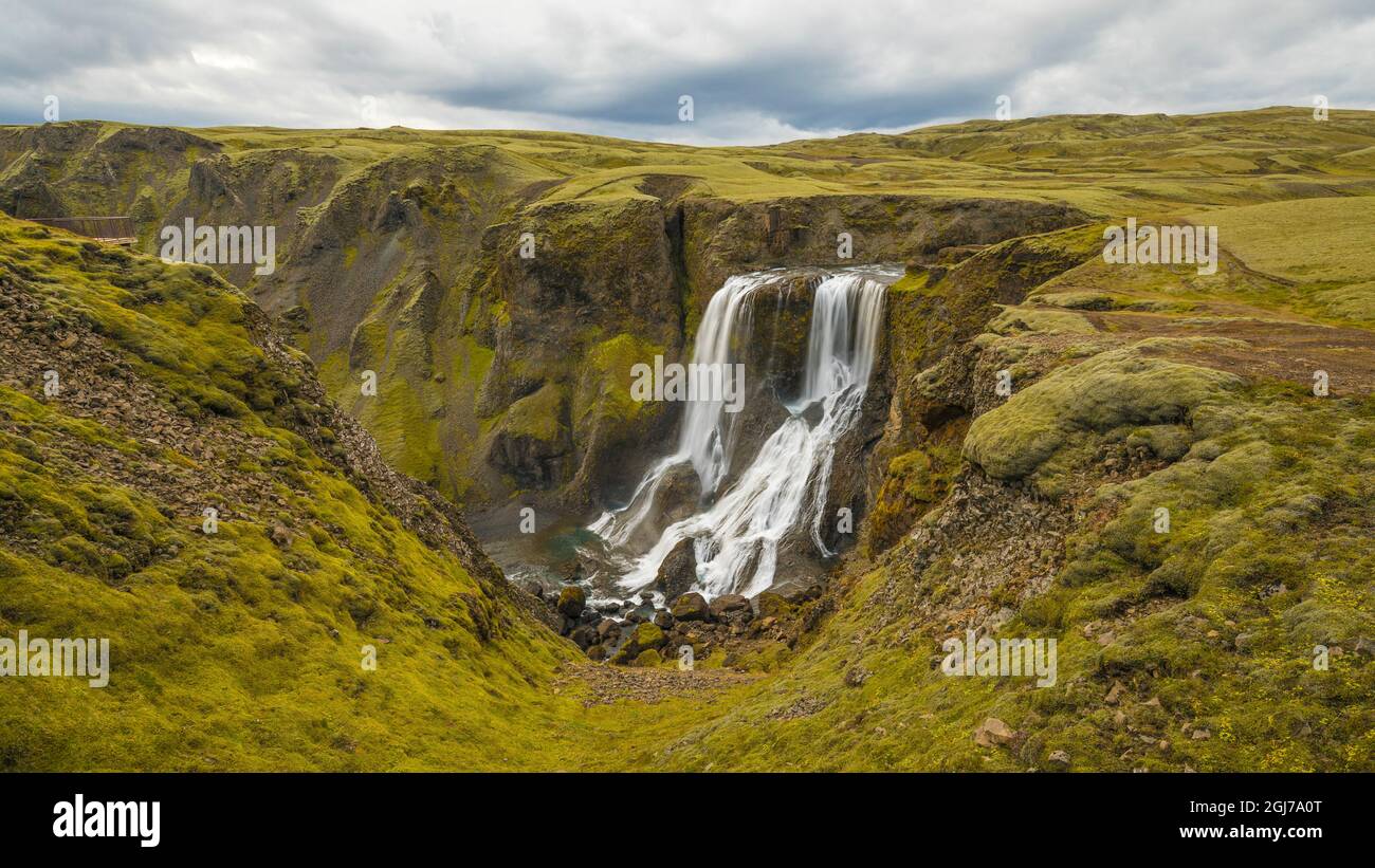 Europa, Islanda. Vista di Fagrifoss, una cascata sulla strada per l'area vulcanica di Laki nell'Islanda meridionale. Foto Stock