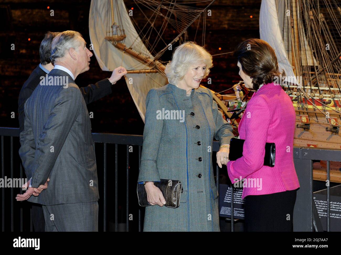 STOCCOLMA 2012-03-24 Camilla, duchessa di Cornovaglia parla alla regina Silvia di fronte ad un modello della nave da guerra svedese Vasa al Museo Vasa di Stoccolma, Svezia, 24 marzo 2012. Prince Charles a sinistra. Vasa affondò nel 1628 durante il suo primo viaggio e dopo 333 anni nelle acque dello Strom di Stoccolma fu recuperata nel 1959. Foto: Jessica Gow / SCANPIX ** SVEZIA FUORI ** Foto Stock