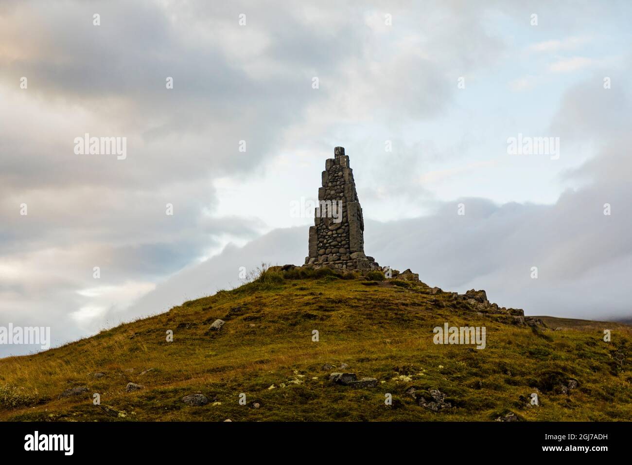 Europa, Islanda. Marcatore commemorativo alla luce del mattino nell'Islanda settentrionale. Foto Stock