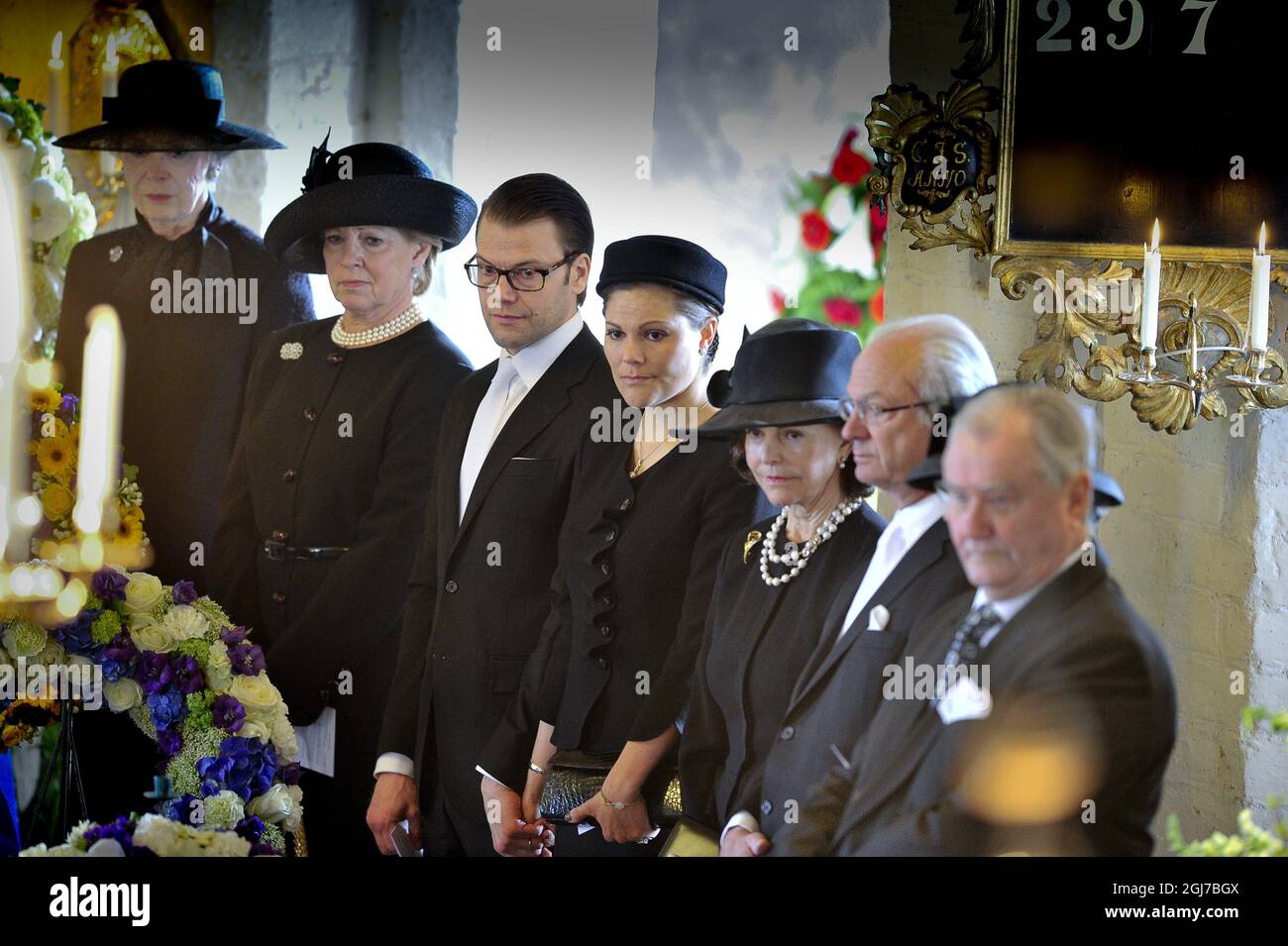 BASTAD 2012-05-14 il Principe Daniele, la Principessa Vittoria, la Regina Silvia, il Re Carl Gustaf e il Principe Consorte Henrik di Danimarca sono visti durante i funerali del Conte Carl Johan Bernadotte nella Chiesa Maria di Bastad, Svezia, 14 maggio 2012. Foto Jonas Ekströmer / SCANPIX kod 10030 Foto Stock