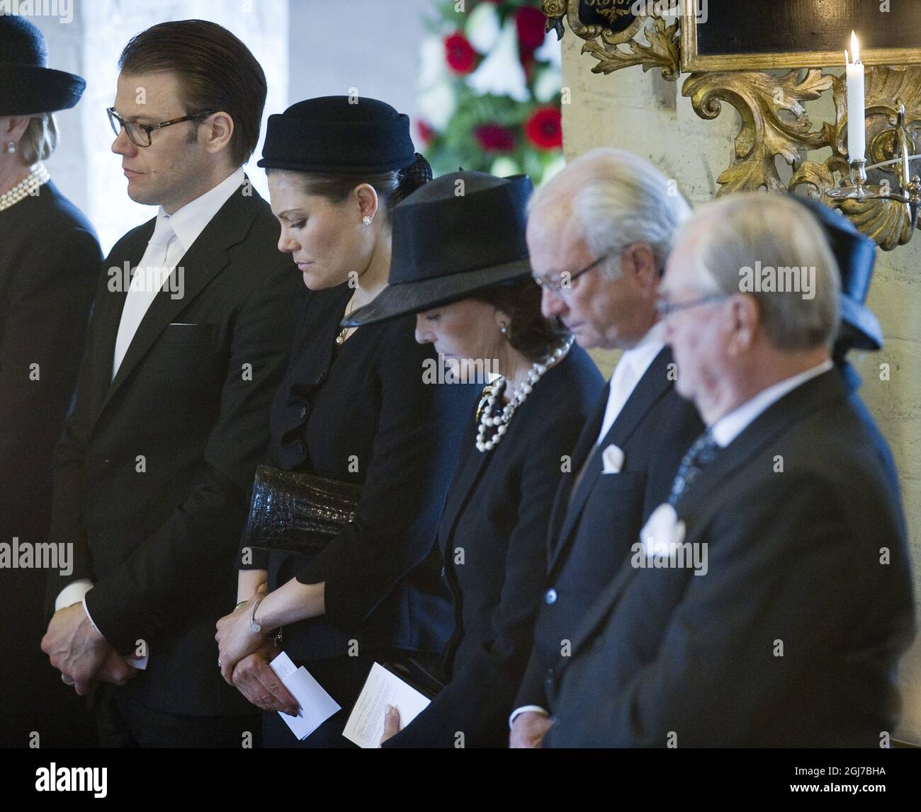 BASTAD 2012-05-14 il Principe Daniele, la Principessa Vittoria, la Regina Silvia, il Re Carl Gustaf e il Principe Consorte Henrik di Danimarca sono visti durante i funerali del Conte Carl Johan Bernadotte nella Chiesa Maria di Bastad, Svezia, 14 maggio 2012. Foto Jonas Ekströmer / SCANPIX kod 10030 Foto Stock