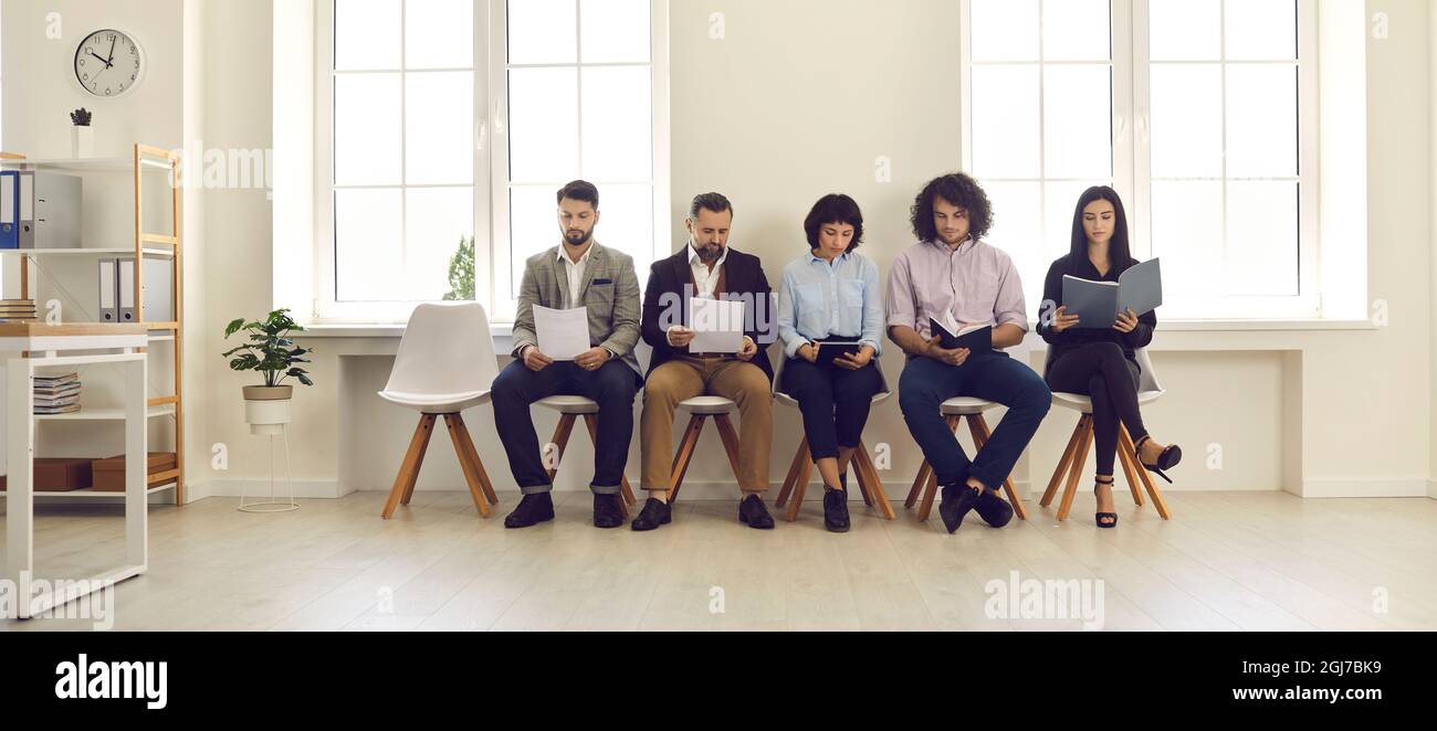 Un gruppo di giovani team aziendali con documenti prima dell'incontro di lavoro Foto Stock