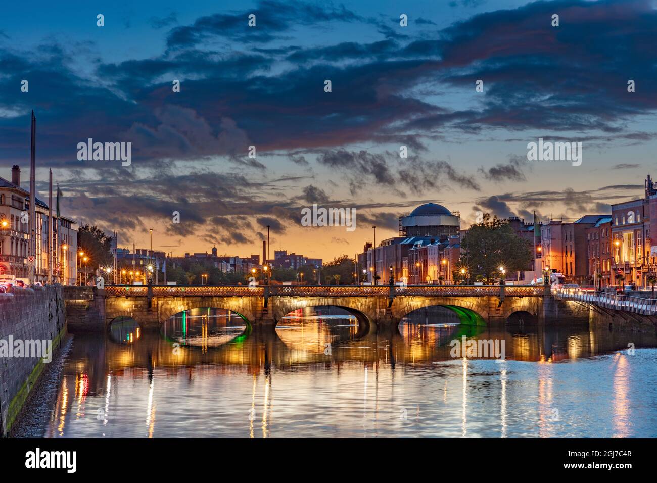 Il ponte Grattan sul fiume Liffey al tramonto nel centro di Dublino, Irlanda Foto Stock