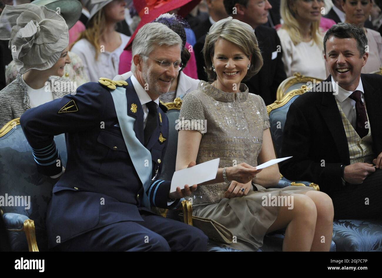 STOCCOLMA 2012-05-22 il principe ereditario belga Philippe e la principessa ereditaria Mathilde togetehr con il principe ereditario danese Frederik visto al battesimo della principessa Estelle, figlia primogenita della principessa ereditaria Victoria e del principe Daniele di Svezia, tenuto alla Cappella reale di Stoccolma il 22 maggio 2012. Foto: Anders Wiklund / SCANPIX / Kod: 10040 Foto Stock