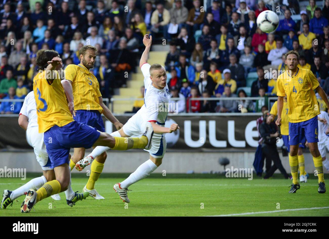 GOTHENBURG 20120530 il Kolbeinn Sigthorsson dell'Islanda segna il traguardo del 2-1 quando Jonas Olsson (L-R), Olof Mellberg e Andreas Granqvist guardano allo stadio Gamla Ullevi di Gothenburg, Svezia, il 30 maggio 2012. Foto Adam IHSE / SCANPIX / Kod 9200 Foto Stock