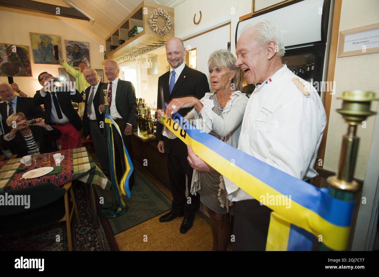 SVANSKOG 2012-05-31 la Principessa Birgitta, sorella del Re Carl Gusaf di Svezia, inaugurò la sala da pranzo 'HRH Princess Birgittas Matsal' a Svanskog VÃ¤rdshus / Svanskog Inn a Svanskog. A destra Emil von Schultz proprietario della locanda e a sinistra Daniel Backstrom, sindaco di Saffle. Foto: Johan Eklund / Scanpix / Kod 200 Foto Stock