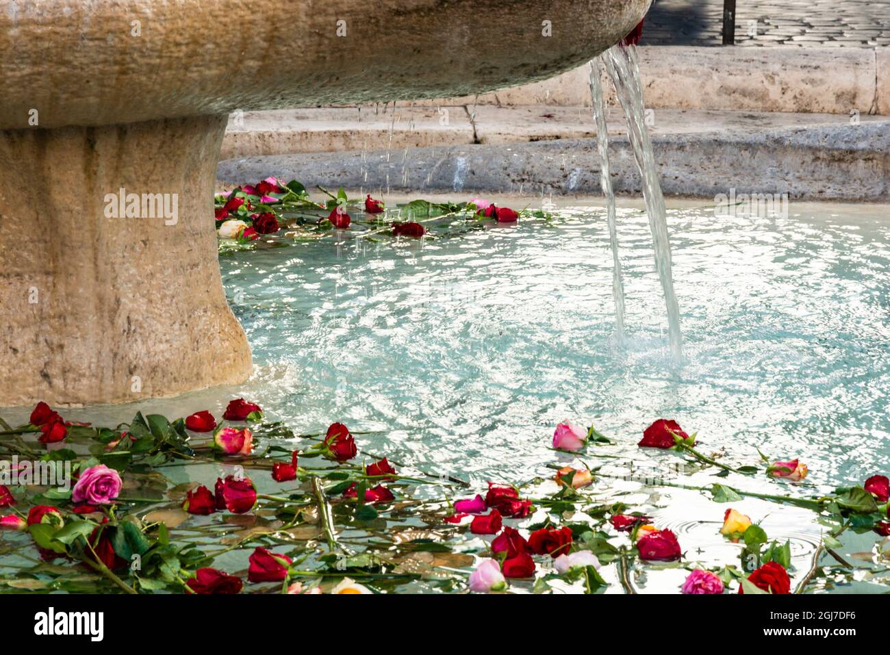 Italia, Roma. Via Babuino, a Piazza di Spagna, Fontana della Barcaccia, di Pietro Bernini (1627-9), fonte d'acqua è l'acqua Bergine (acquedotto dal 19 B. Foto Stock