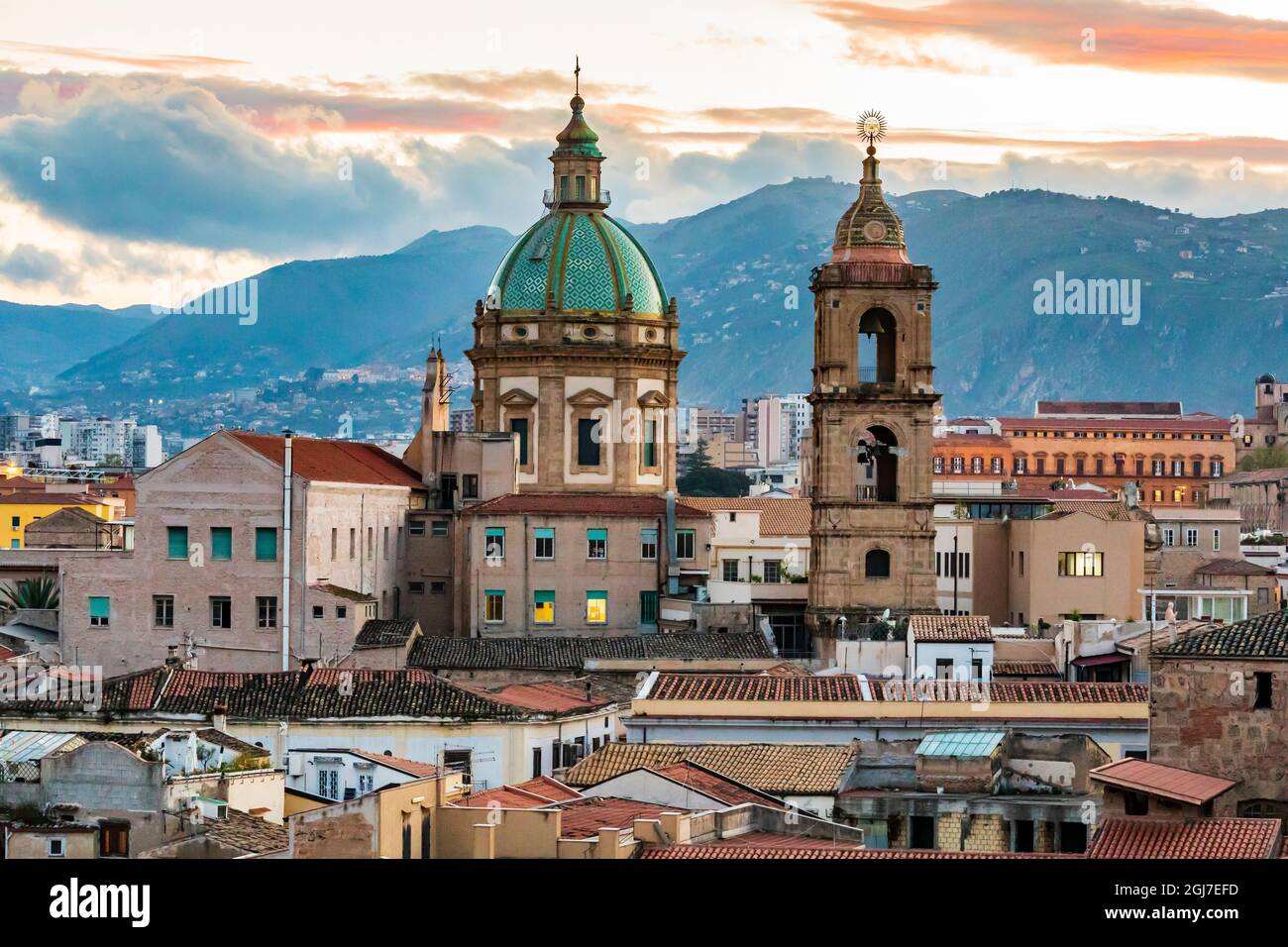 Italia, Sicilia, Provincia di Palermo, Palermo. La cupola e il campanile della chiesa barocca del Gesu, o Chiesa del Gesù, a Palermo. Foto Stock