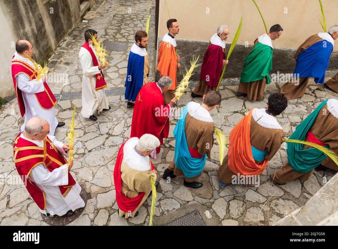Italia, Sicilia, Provincia di Messina, Montalbano Elicona. Aprile 14, 2019. Paranshioners parata alla chiesa parrocchiale per i servizi della Domenica delle Palme a Montalbano E. Foto Stock
