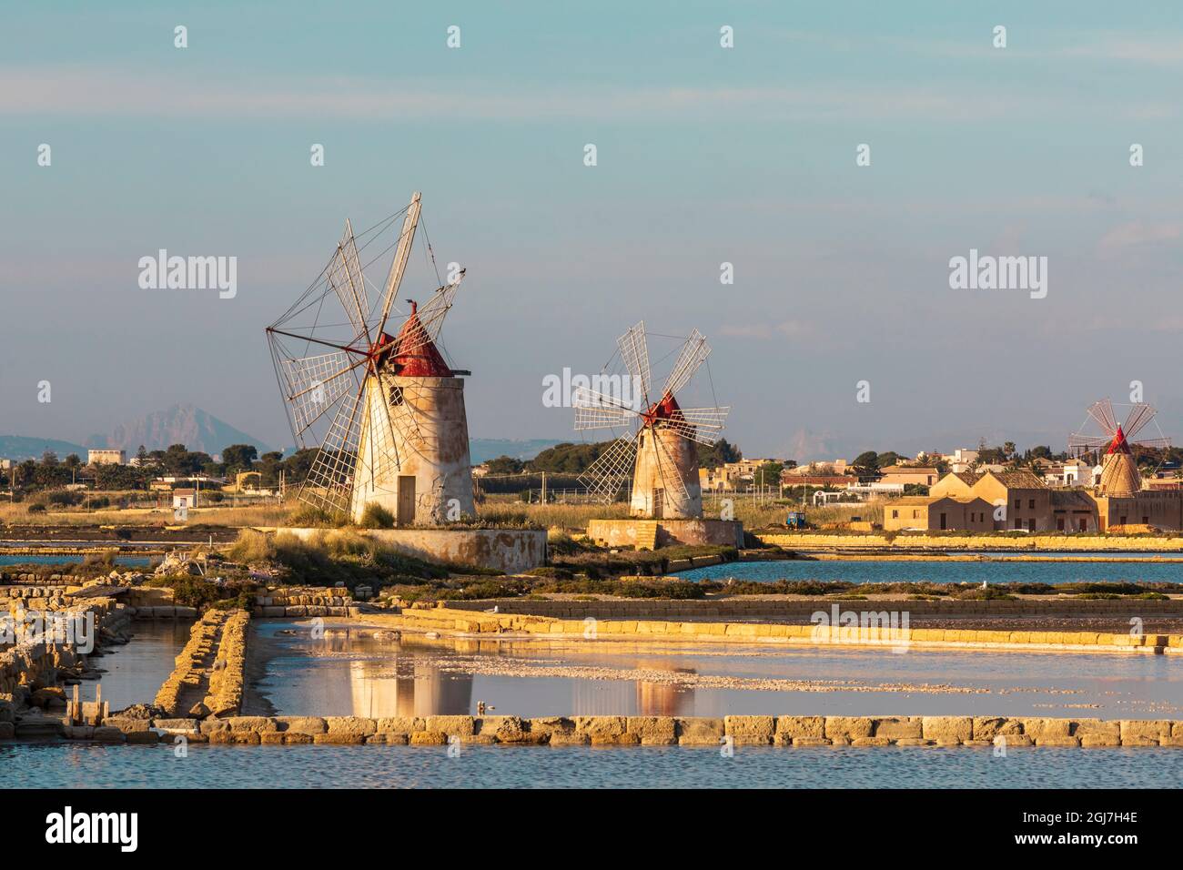 Italia, Sicilia, Provincia Di Trapani, Marsala. Mulini a vento presso gli stagni di evaporazione del sale nella Riserva Naturale di Stagnone. Foto Stock