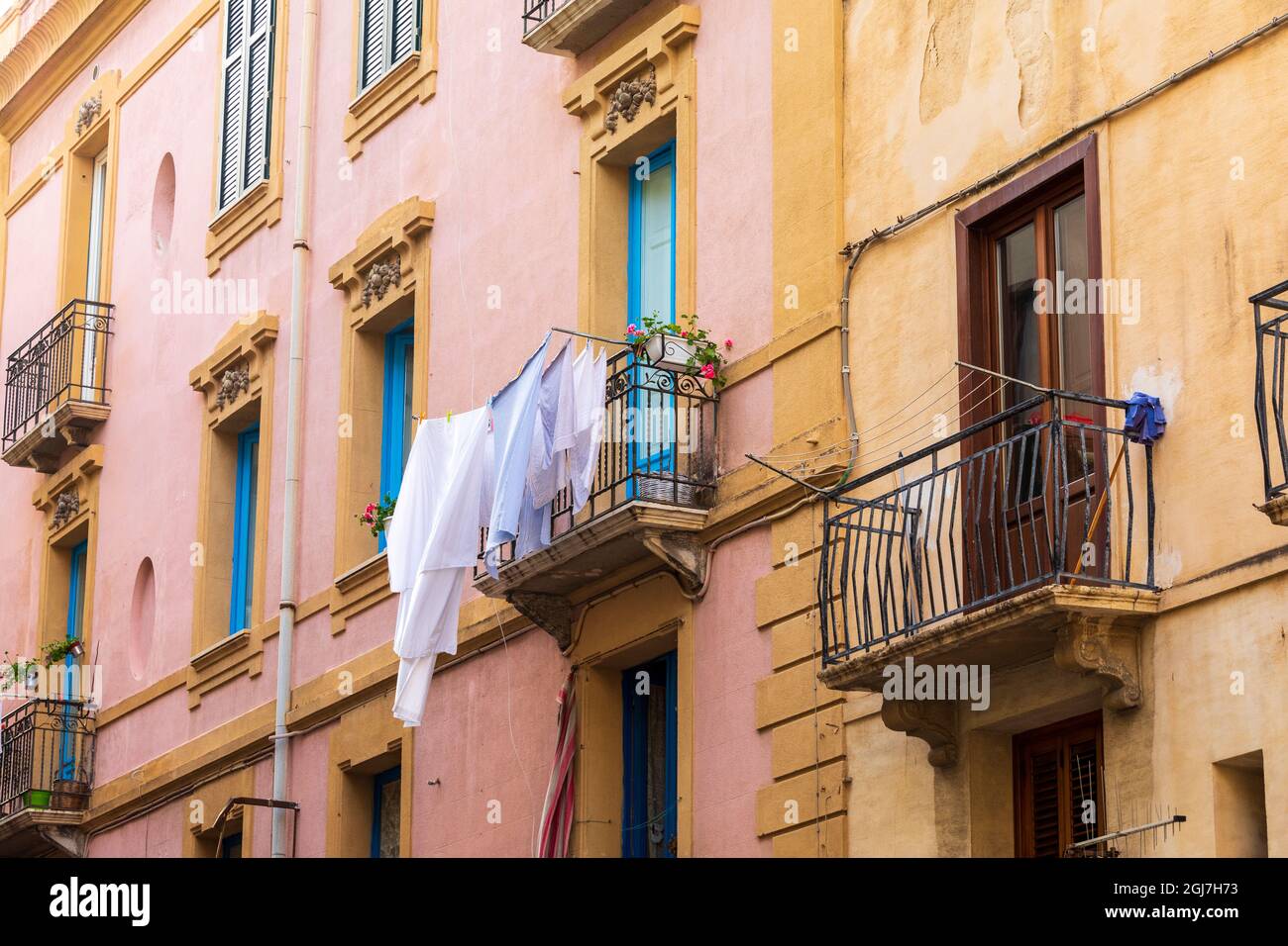 Italia, Sicilia, Provincia Di Trapani, Trapani. Asciugatura lavanderia da ringhiere da balcone. Foto Stock