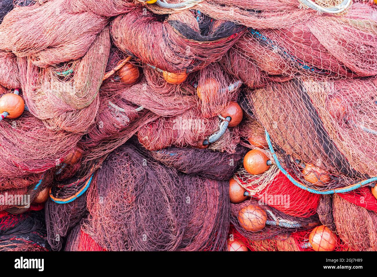 Italia, Sicilia, Provincia Di Trapani, Trapani. Reti da pesca e boe sulle banchine del porto di Trapani. Foto Stock