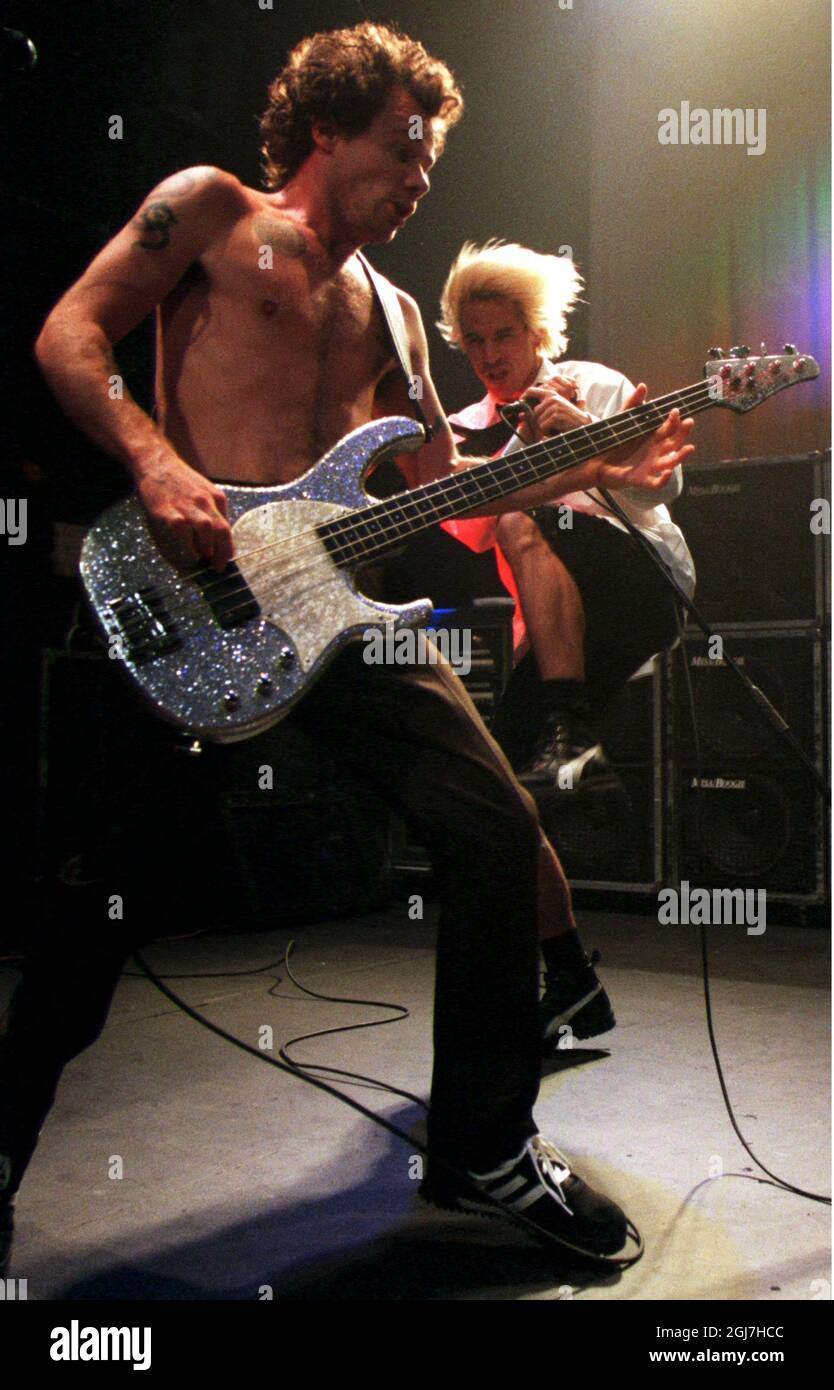 STOCCOLMA 1999-06-04 Red Hot Chili Peppers sul palco di Stoccolma venerdì 4  giugno 1998. Basista Flea e cantante Anthony Kiedis in azione. Foto:  Janerik Henriksson / SCANPIX Codice: 50010 Foto stock - Alamy