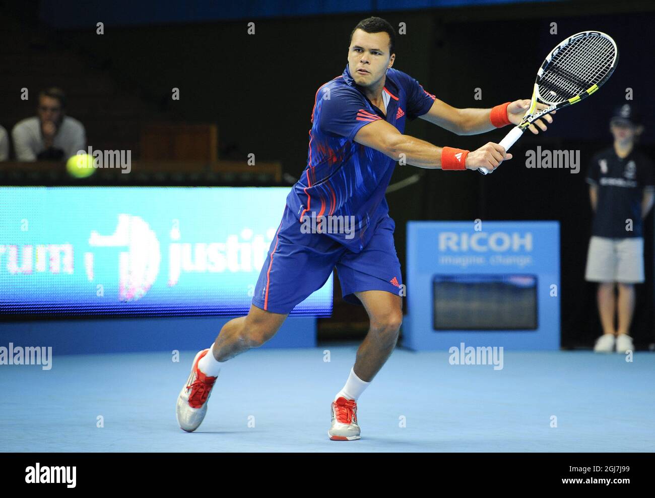 STOCCOLMA 2012-10-18 Francia Jo-Wilfried Tsonga ha fatto un colpo di mano contro il Giappone Go Soeda nella seconda partita del torneo di tennis Stockholm Open nella Royal Tennis Hall di Stoccolma, Svezia, 18 ottobre 2012. Foto: Anders Wiklund / SCANPIX ** SVEZIA FUORI ** Foto Stock