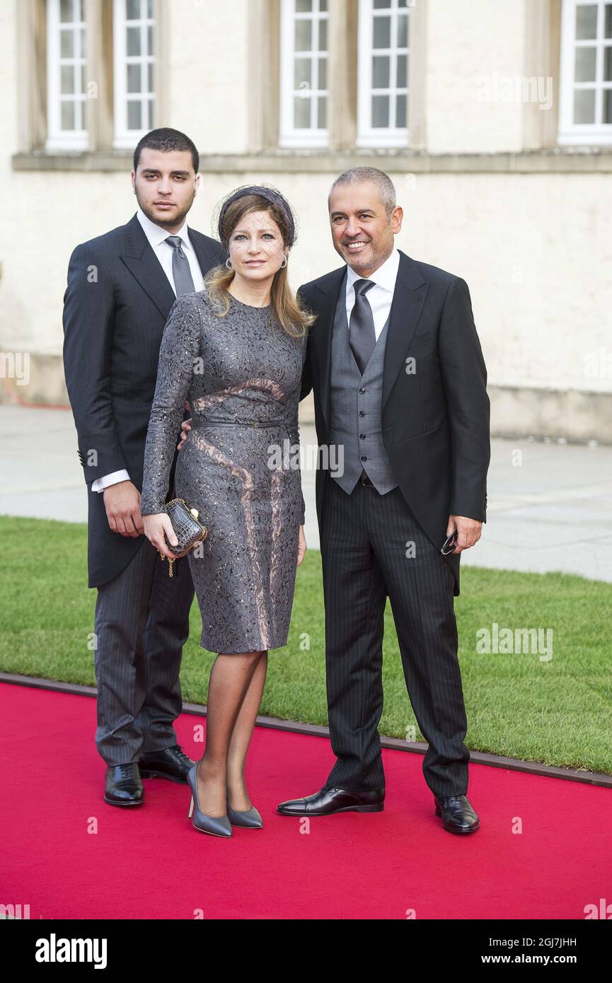 Elie Saab Jr. (L), stilista libanese Elie Saab (R) e moglie Claudine al matrimonio del principe ereditario Guillaume di Lussemburgo e della contessa belga Stephanie de Lannoy, il 20 ottobre 2012, in Lussemburgo. Foto: Suvad Mrkonjic / XP / SCANPIX / kod 7116 ** OUT AFTONBLADET ** Foto Stock