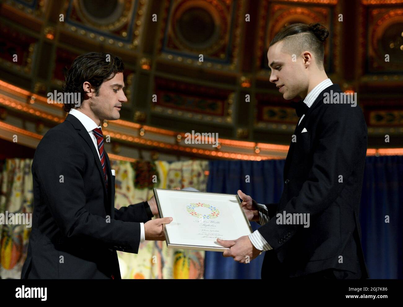 UPPSALA 20121107 il principe Carl Philip di Svezia partecipa ad una cerimonia di premiazione per il "laureato dell'anno", Johan Gardebo, presso l'Università di Uppsala, Uppsala, il 7 novembre 2012. Pontus Lundahl / SCANPIX / kod 10050 Foto Stock