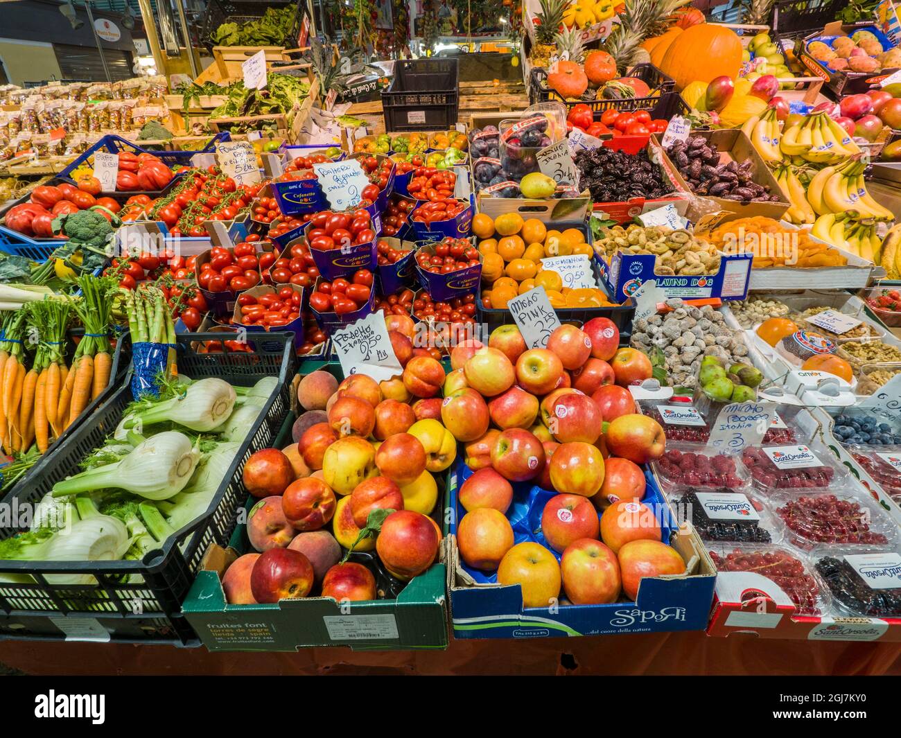 Italia, Firenze. Varietà di cibi offerti nel mercato Centrale di Firenze. Foto Stock