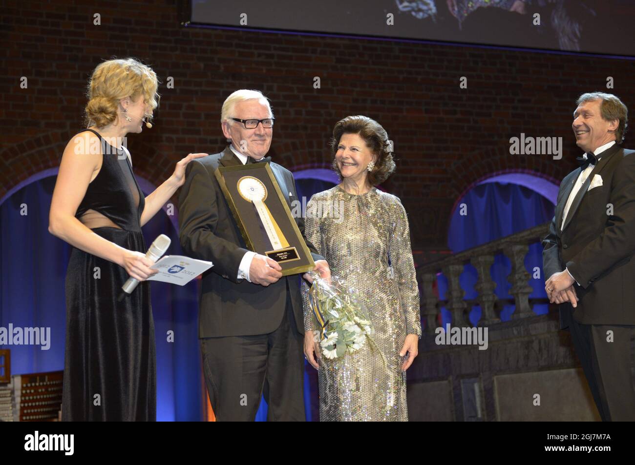 STOCCOLMA 20121128 la Regina Silvia di Svezia premia Erik Lette il Premio Onorario durante la celebrazione del centenario della Federazione Equestre svedese al municipio di Stoccolma il 11 novembre 2012 Foto: Bertil Enevåg Ericson / SCANPIX / Kod 10000 Foto Stock