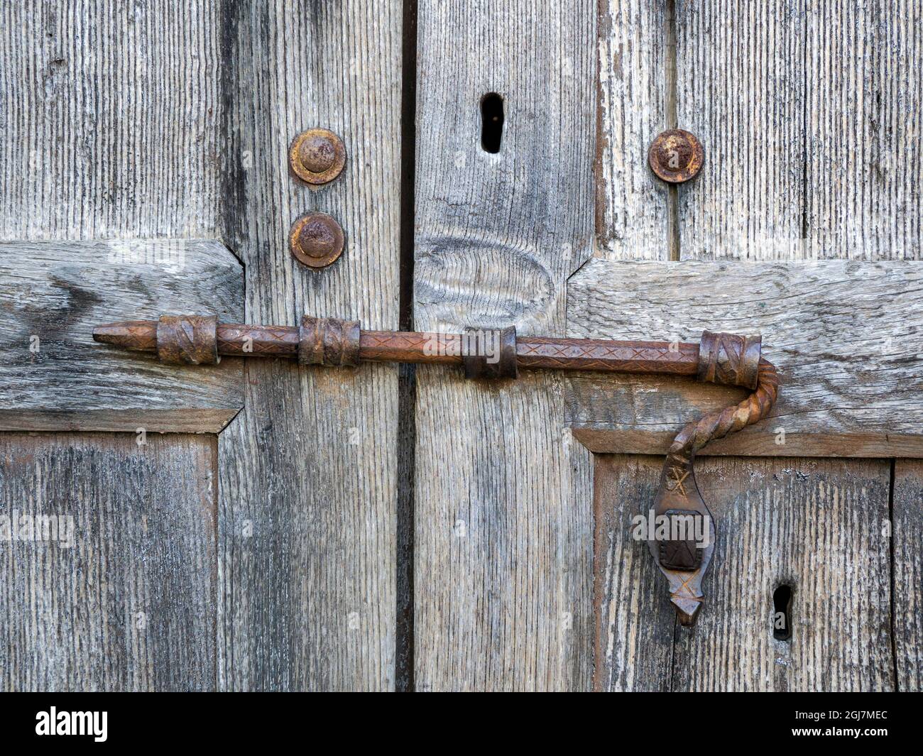 Italia, Toscana. Serratura in metallo unica su una vecchia porta in legno. Foto Stock