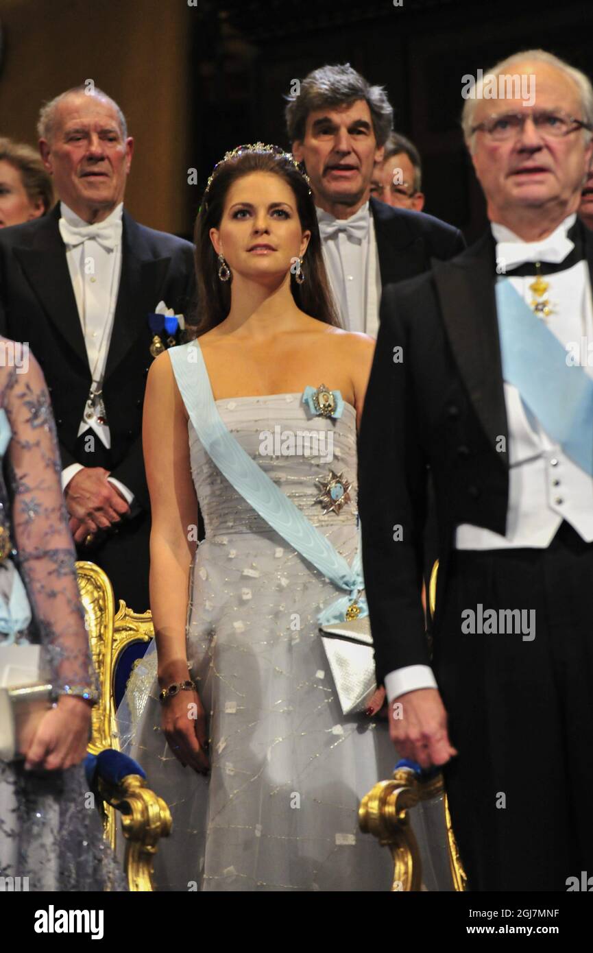 STOCCOLMA 20121210 la principessa Madeleine e il re Carl Gustaf alla cerimonia di premiazione Nobel presso la sala concerti di Stoccolma, 10 dicembre 2012. Foto: Jonas Ekströmer / SCANPIX kod 10030 Foto Stock