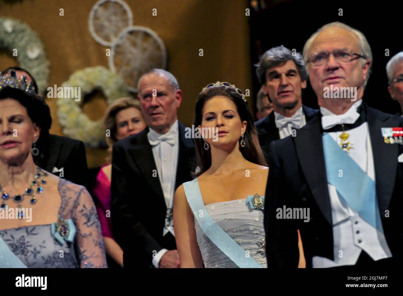 STOCCOLMA 20121210 la Regina Silvia, la Principessa Madeleine e il Re Carl Gustaf alla cerimonia del Premio Nobel presso la sala concerti di Stoccolma, 10 dicembre 2012. Foto: Jonas Ekströmer / SCANPIX kod 10030 Foto Stock