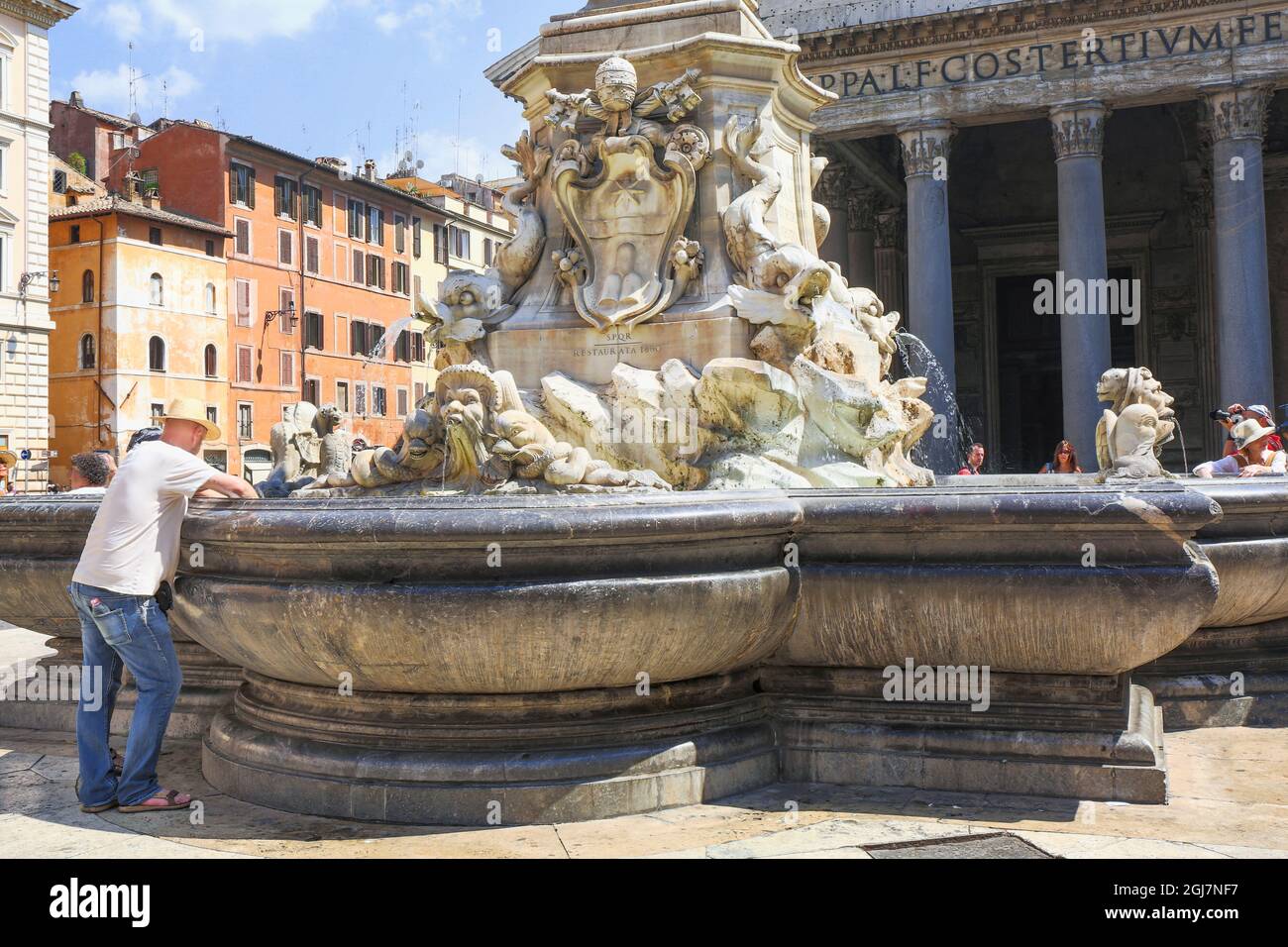 Roma, Regione Lazio, Italia. Fontana all'esterno del Pantheon, o Fontana del Pantheon, sormontata da un obelisco egiziano. (Per uso editoriale onl Foto Stock