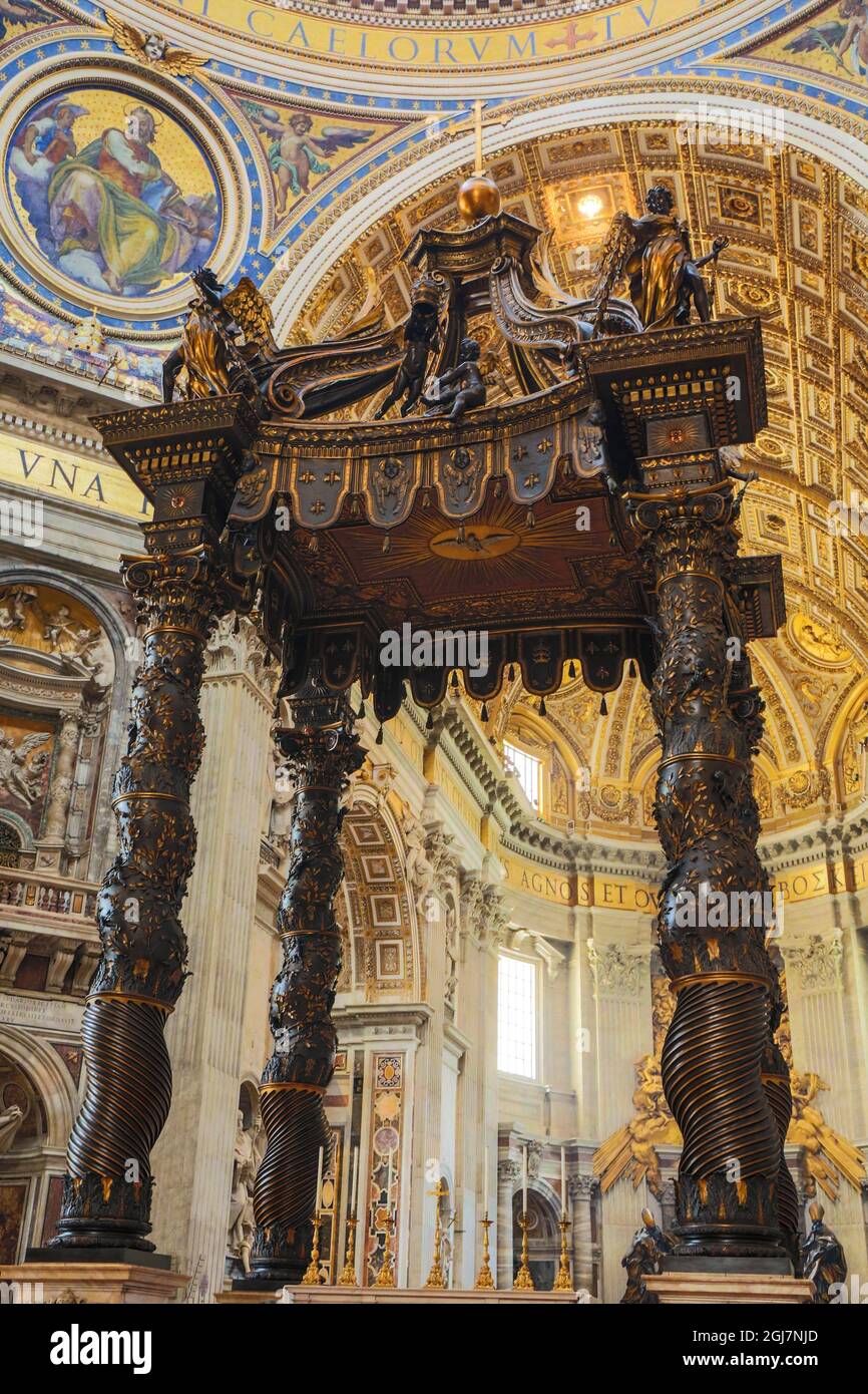 Stato della Città del Vaticano, Europa. Altare di San Pietro e Baldachin di Gian Lorenzo Bernini (Baldacchino), un grande baldacchino in bronzo scolpito barocco di 927 a. Foto Stock