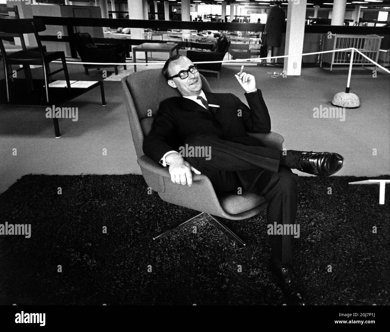 STOCCOLMA GIUGNO 1965 Ingvar Kamprad, fondatore e manager di IKEA, seduto su una poltrona per fumare un sigaretto prima dell'apertura del nuovo negozio di mobili IKEA a Skarholmen a sud di Stoccolma. Foto:Jacob Forsell / Expressen / TT / codice 14 Foto Stock