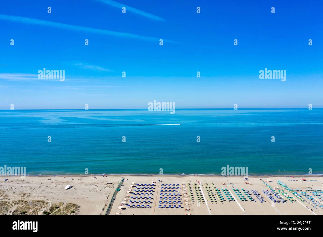 Italia, Toscana, Torre del Lago Puccini, camionetta e ombrelloni ordinati ordinatamente Foto Stock