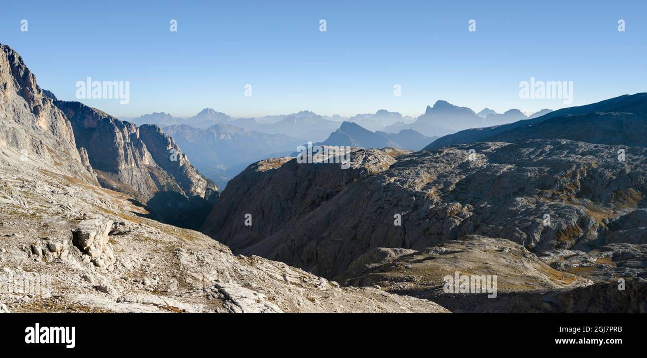 Vista verso nord fino a Civetta e Val delle Comelle. L'altopiano alpino delle pale di San Martino nel gruppo pala (Patrimonio Mondiale dell'UNESCO S. Foto Stock